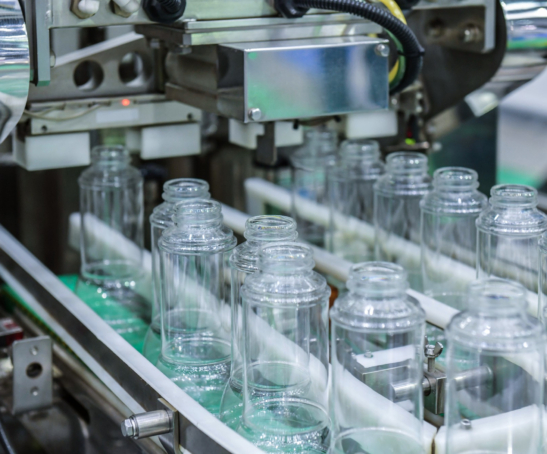 clear-glass-bottles-transfer-on-automated-conveyor-systems-industrial-automation-for-package